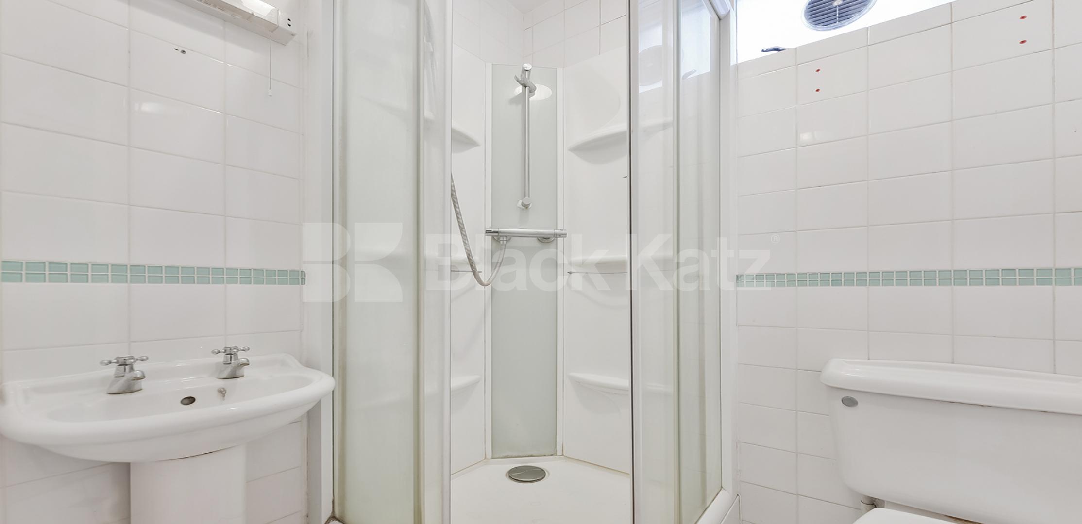 			LET , 5 Bedroom, 2 bath, 1 reception House			 Searles Road, Borough